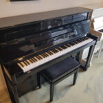 Japanse piano Kawai 115, zwart hoogglans. Stucie pedaal. Orginele Kawai import. Nieuwstaat.  €  2690,-