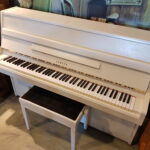 Japanse piano Yamaha M 5, wit zijde glans, fabrieks lak, studie pedaal. Nieuwstaat. € 1650,- Japanse piano Yamaha M 5, wit zijde glans, fabrieks lak, studie pedaal. Nieuwstaat. € 1650,-