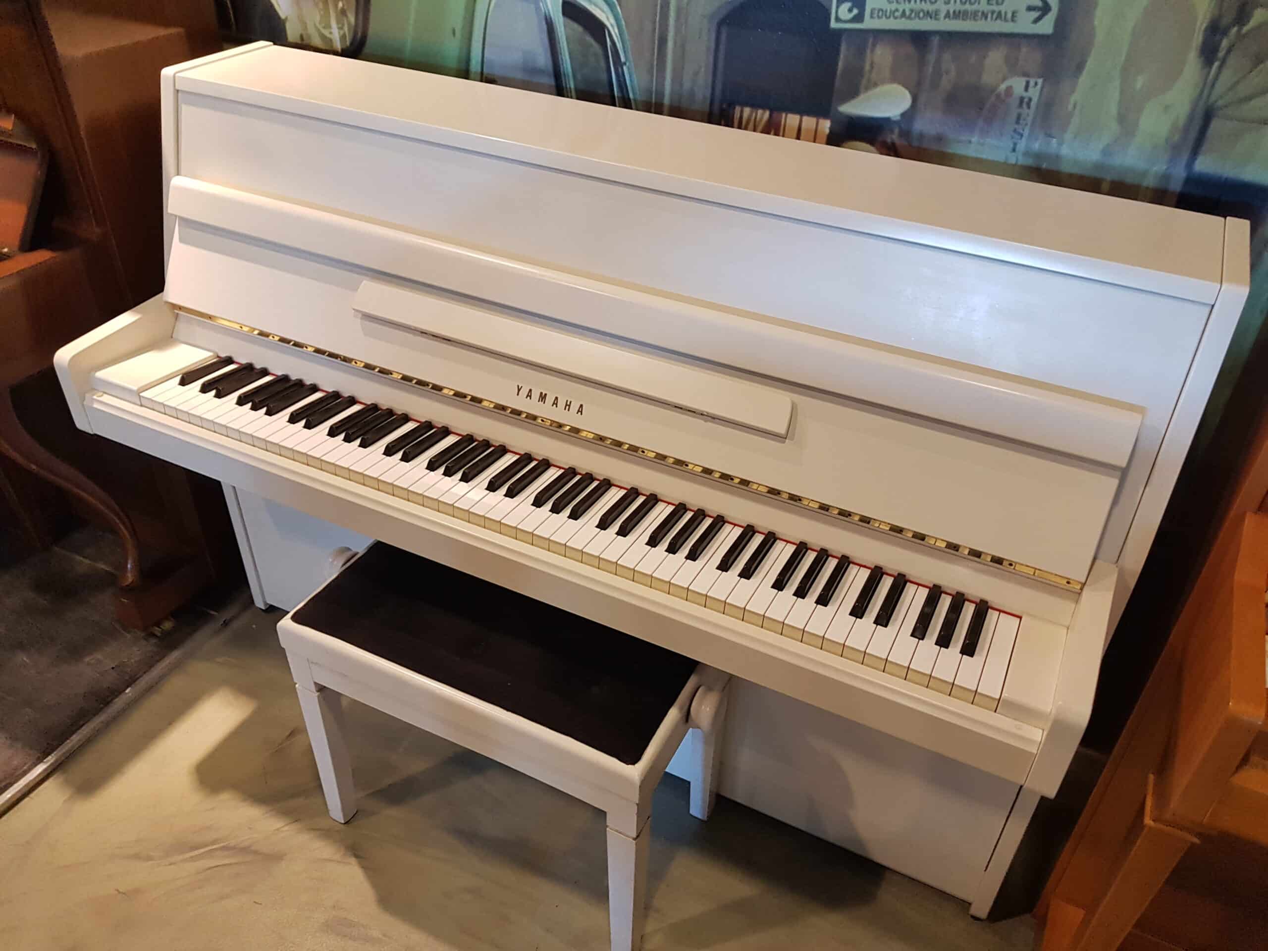 Japanse piano Yamaha M 5, wit zijde glans, fabrieks lak, studie pedaal. Nieuwstaat.  €  1650,-