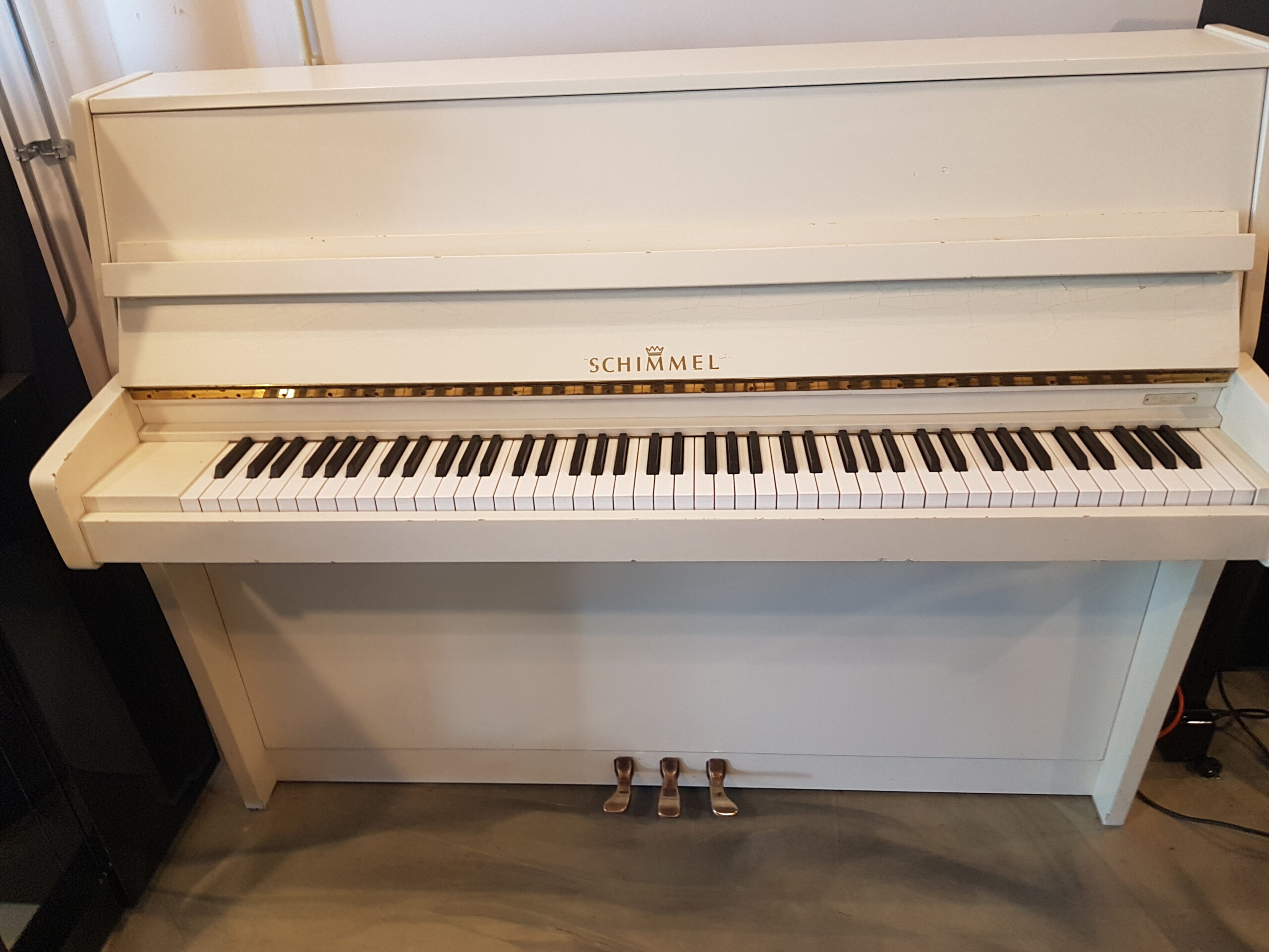 Gebruikte Duitse piano Schimmel 114, wit, Studiepedaal en Renner mechaniek. Zeer goede klank.  €  1190,-