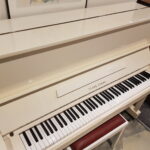 Wit hoogglans piano Young Chang 121 mod. U1. studie pedaal. Zeer mooie staat. € 1490,- Wit hoogglans piano Young Chang 121 mod. U1. studie pedaal. Zeer mooie staat. € 1490,-
