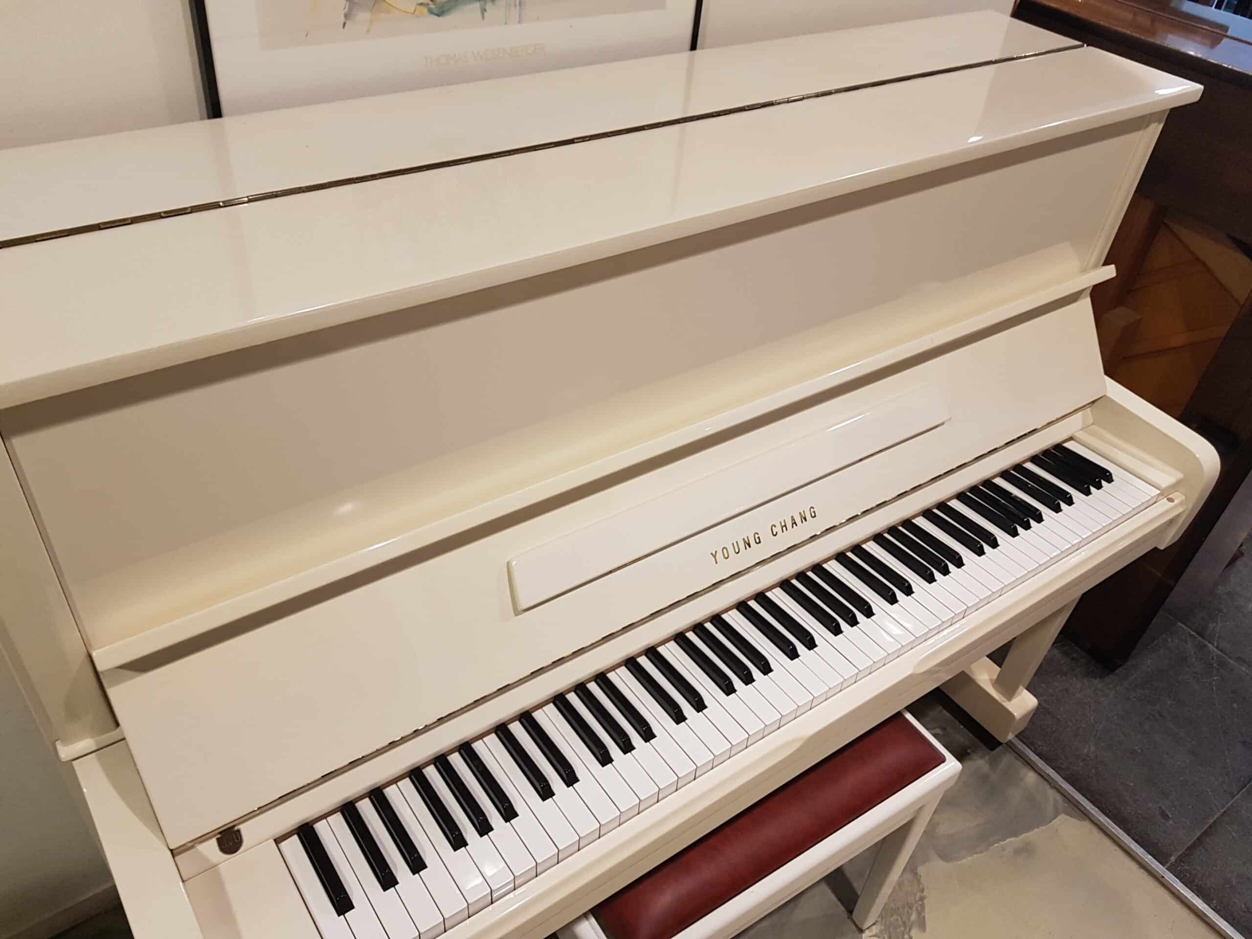 Wit hoogglans piano Young Chang 121 mod. U1. studie pedaal. Zeer mooie staat.  € 1490,-