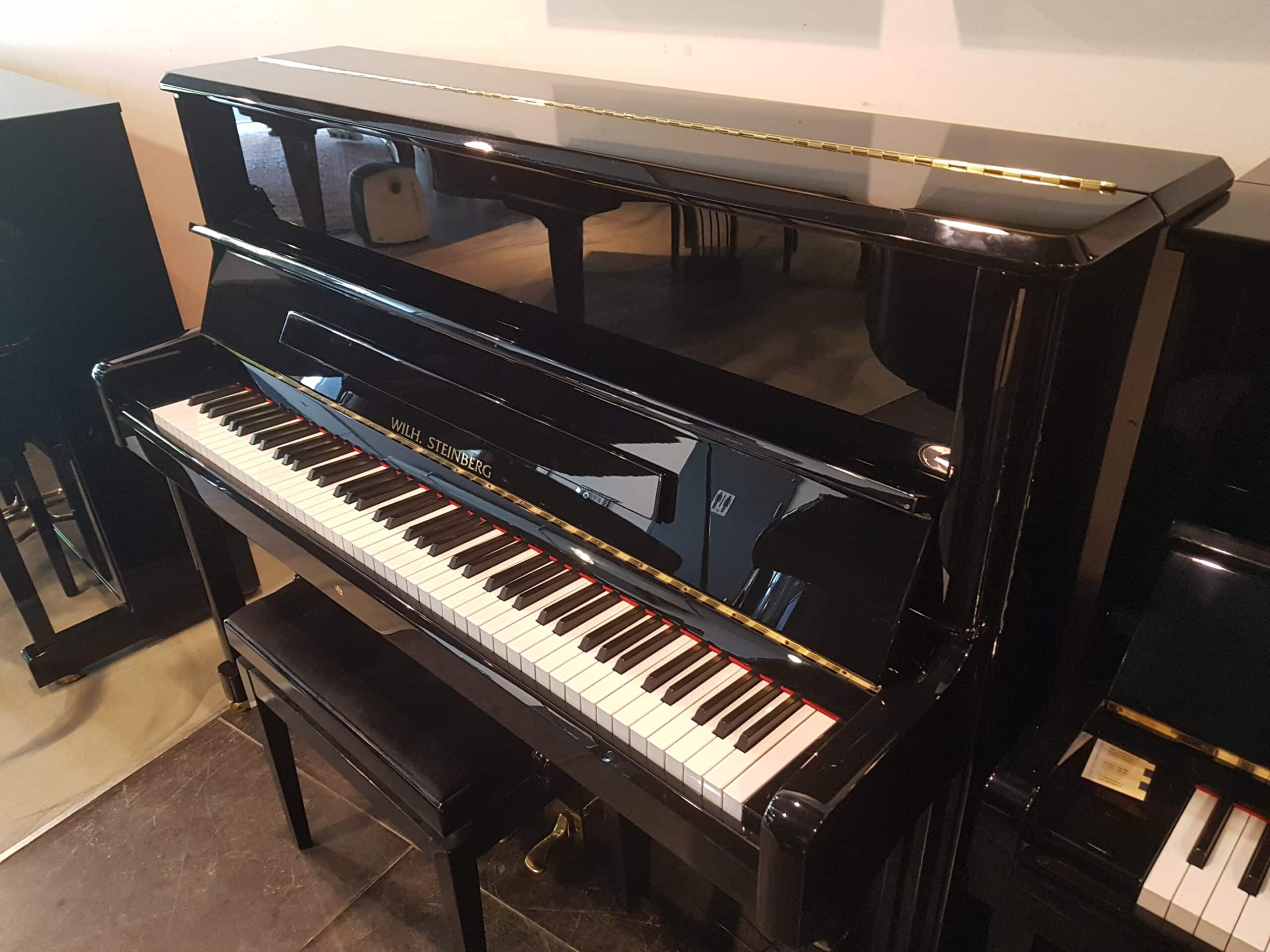 Jong gebruikte piano Wilhelm Steinberg 125P  zwart hoogglans Eisenberg Duitsland  €  3890,-
