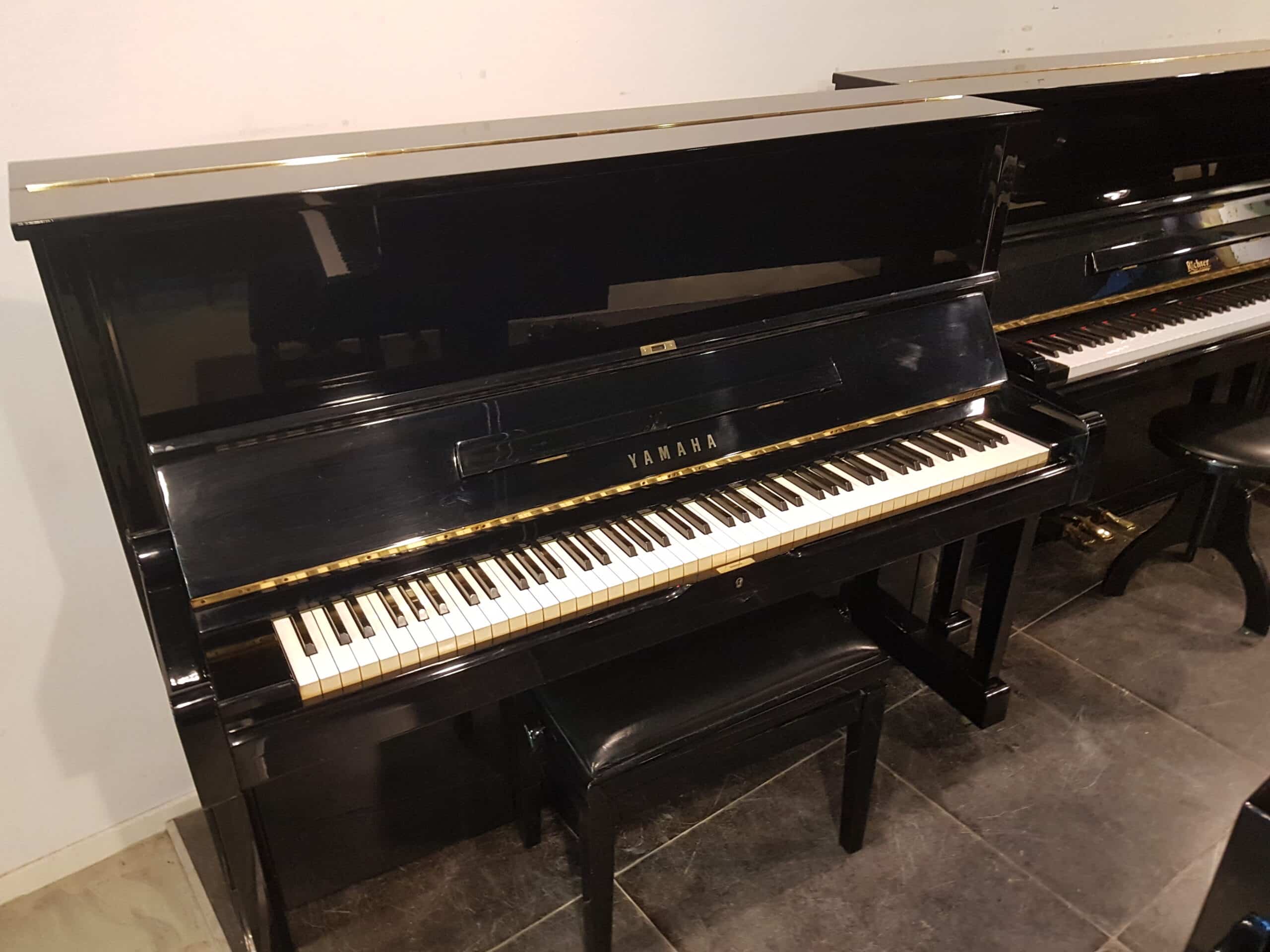 Piano Yamaha U1H zwart hoogglans. Mooie staat. Originele Yamaha import.  €  3190,-