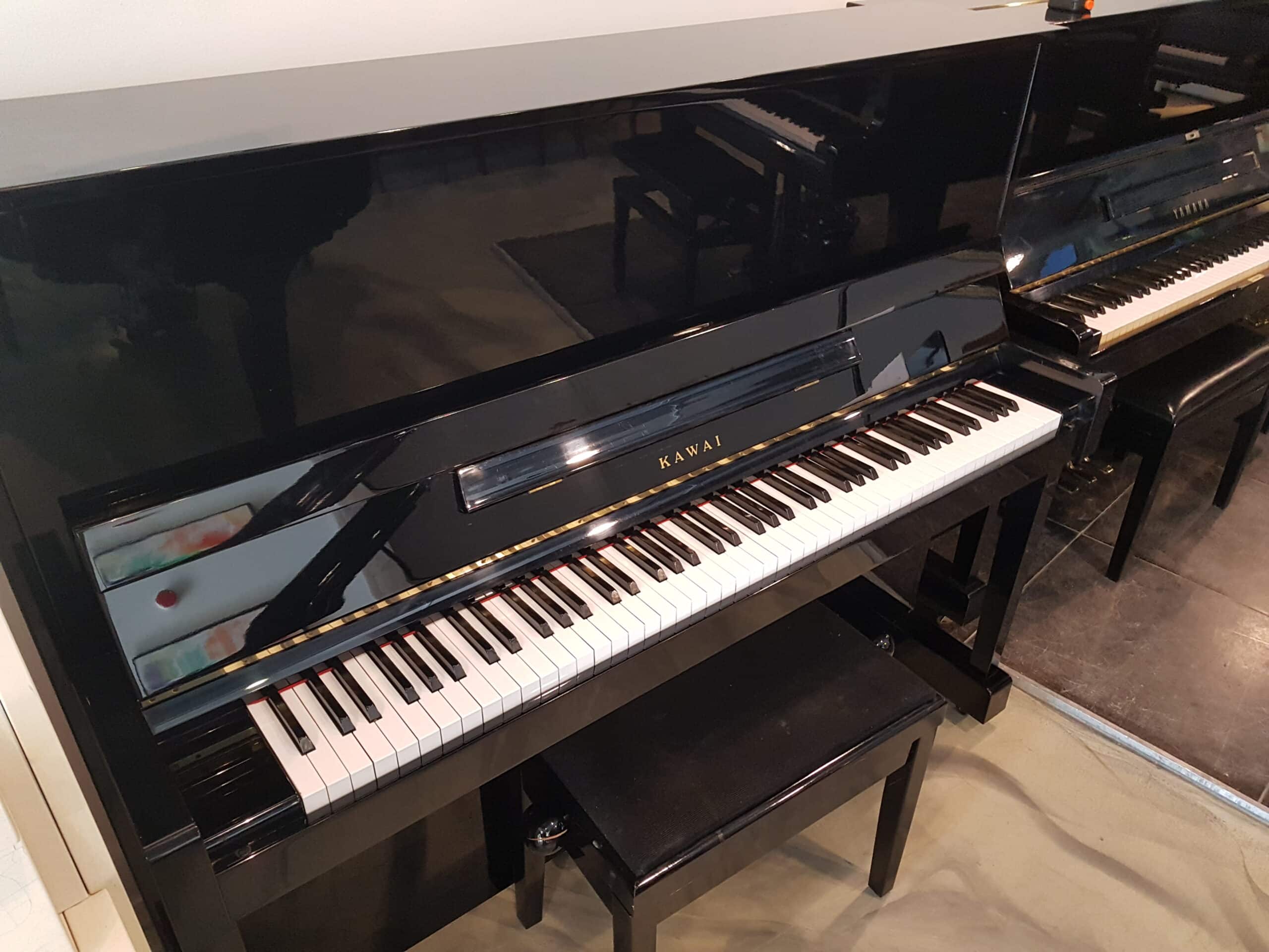 Japanse piano Kawai CX 127 zwart hoogglans. Studiepedaal.  Verkocht