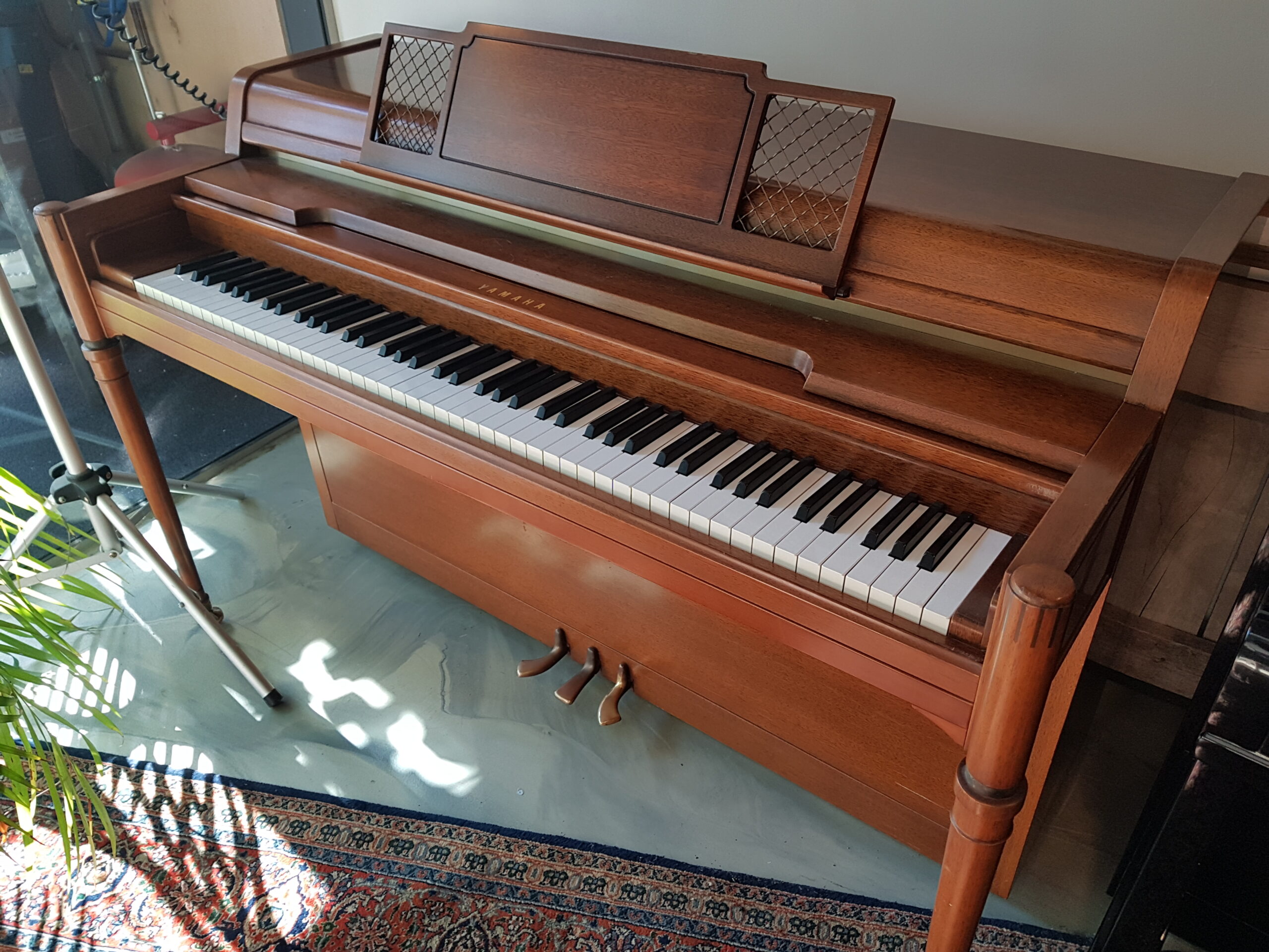 Excl. Japanse piano Yamaha 93 noten zijde glans. Makkelijk plaatsbaar. Nieuwstaat  €  1690,-
