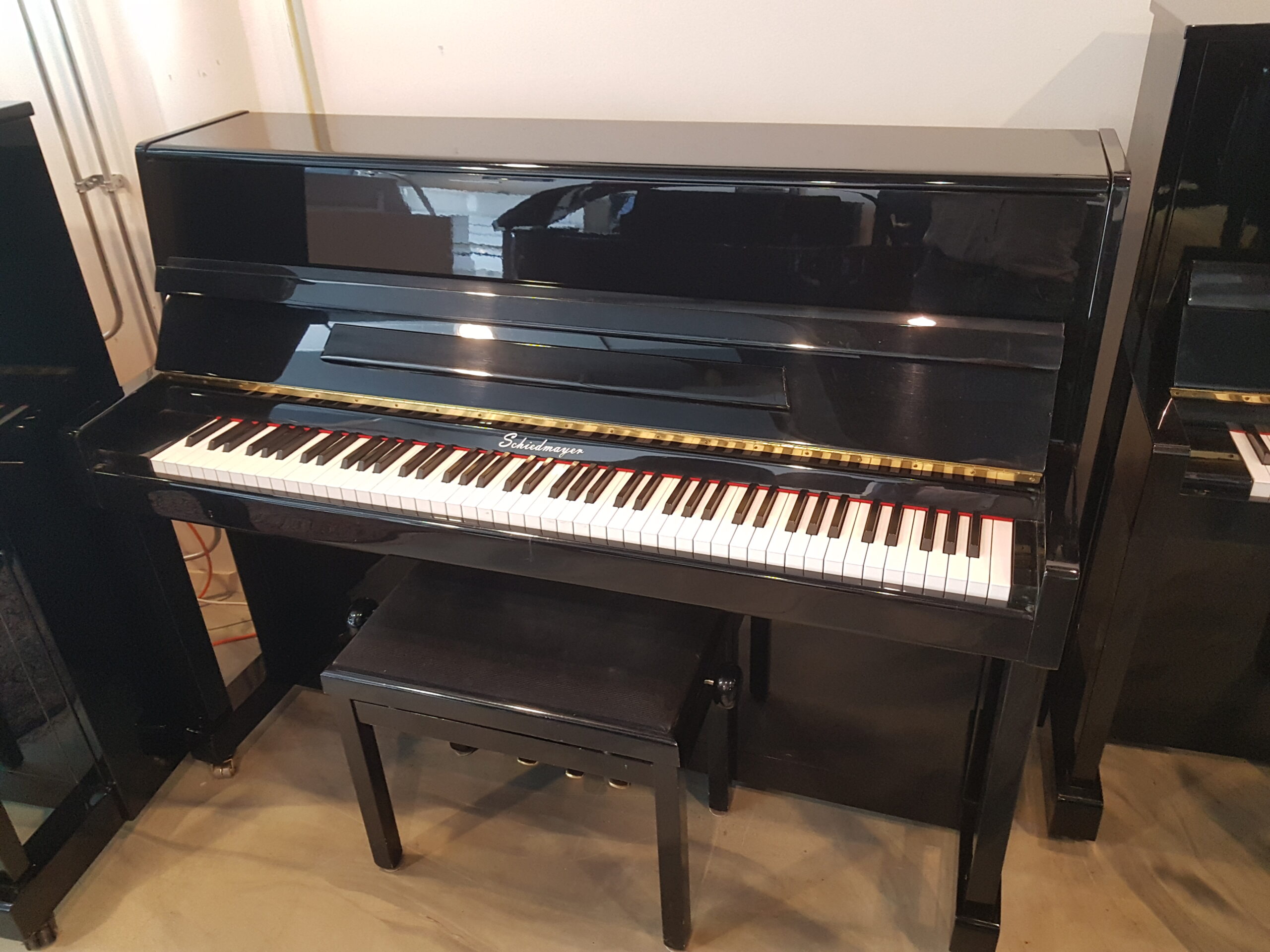 Naganoeg nieuwe piano Schiedmayer 115, zwart hoogglans, studie pedaal.  €  1790,-