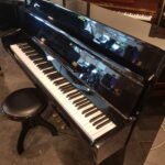 Fijn spelende piano Calissia 105, zwart hoogglans, studie pedaal. Aanbieding € 690,- Fijn spelende piano Calissia 105, zwart hoogglans, studie pedaal. Aanbieding € 690,-