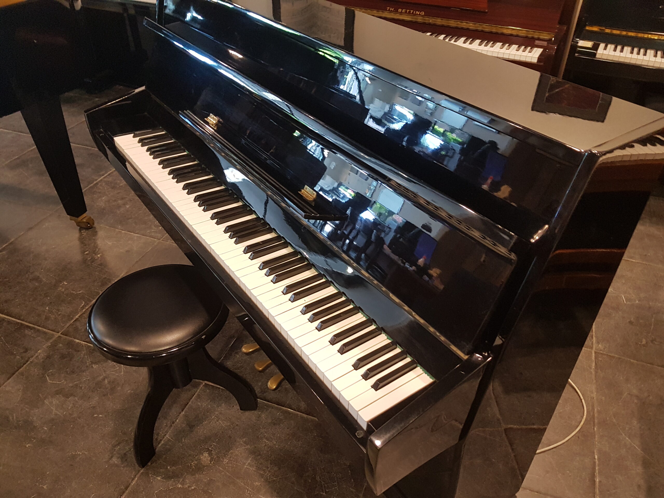 Fijn spelende piano Calissia 105, zwart hoogglans, studie pedaal.  Aanbieding  €  690,-