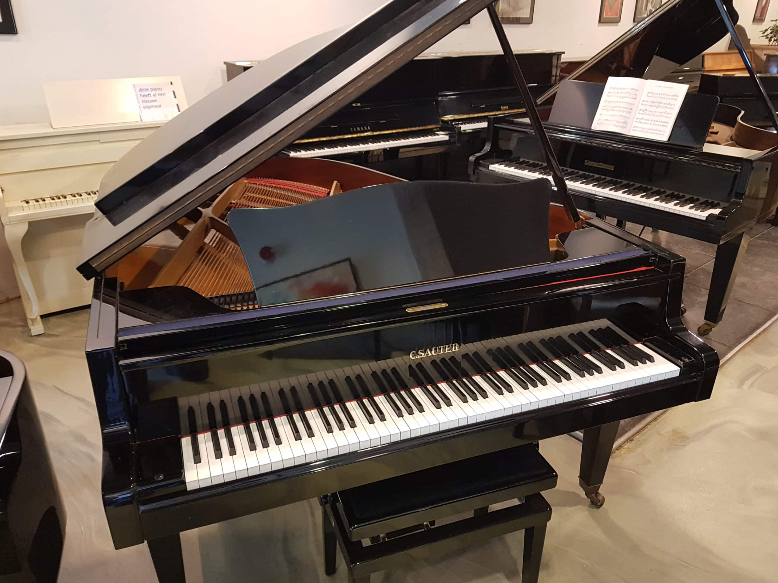 Duitse klasse vleugel C. Sauter 180, zwart hoogglans.  €  6890,-
