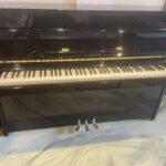 Yamaha piano serienummer 1717881, zwart hoogglans, studiepedaal  2290,-
