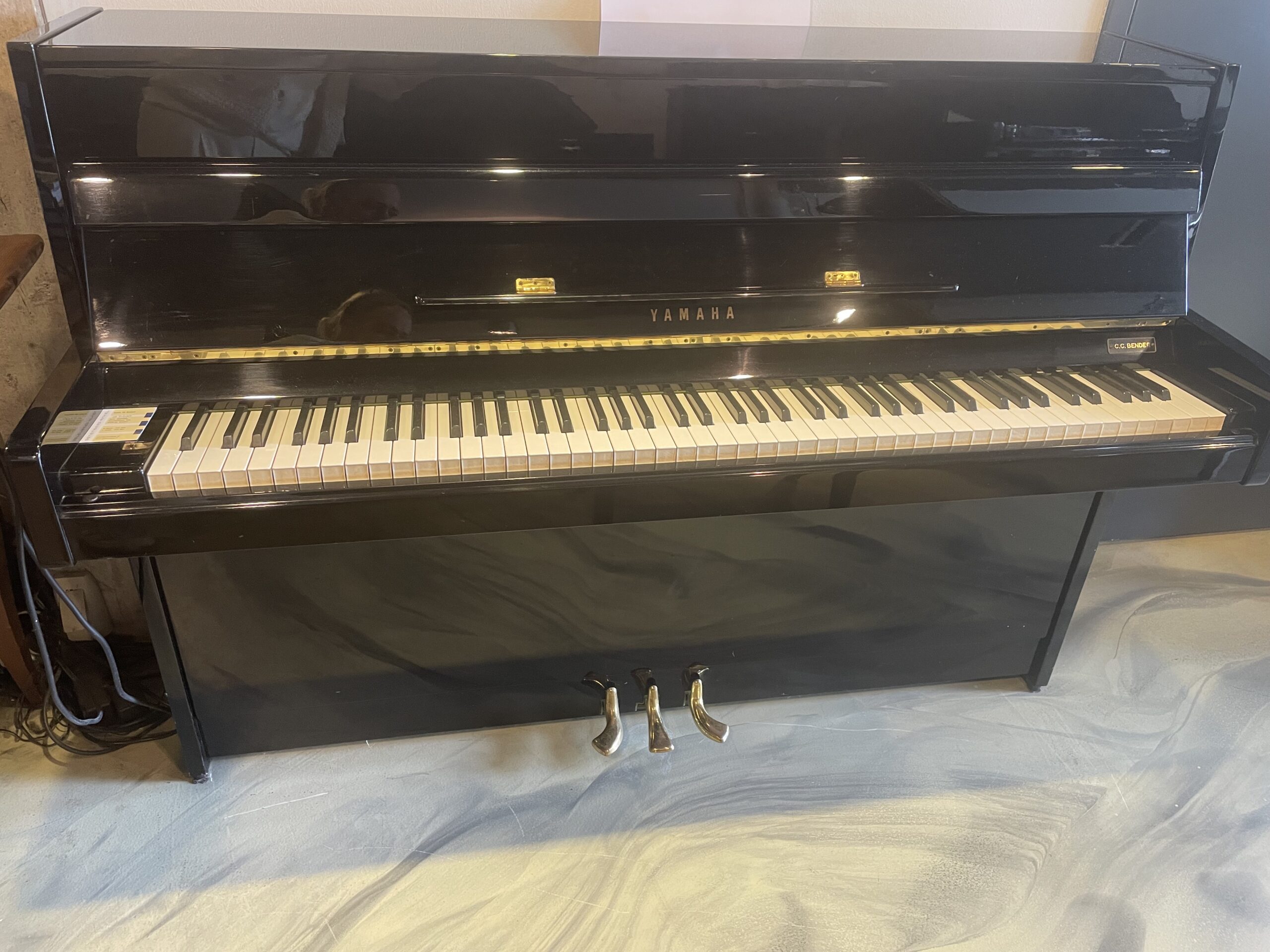 Yamaha piano serienummer 1717881, zwart hoogglans, studiepedaal  2290,-